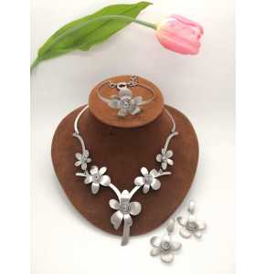 Viennoise gold petal designed necklace and earrings - 3279